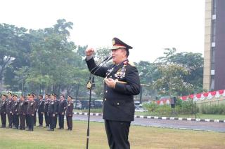 Kapolda Riau Irjen Mohammad Iqbal Inspektur upacara HUT ke-79 RI di Mapolda Riau